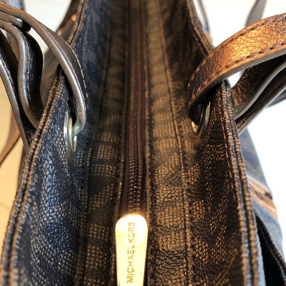 MICHAEL KORS Signature Handbag - Picture 6 of 6